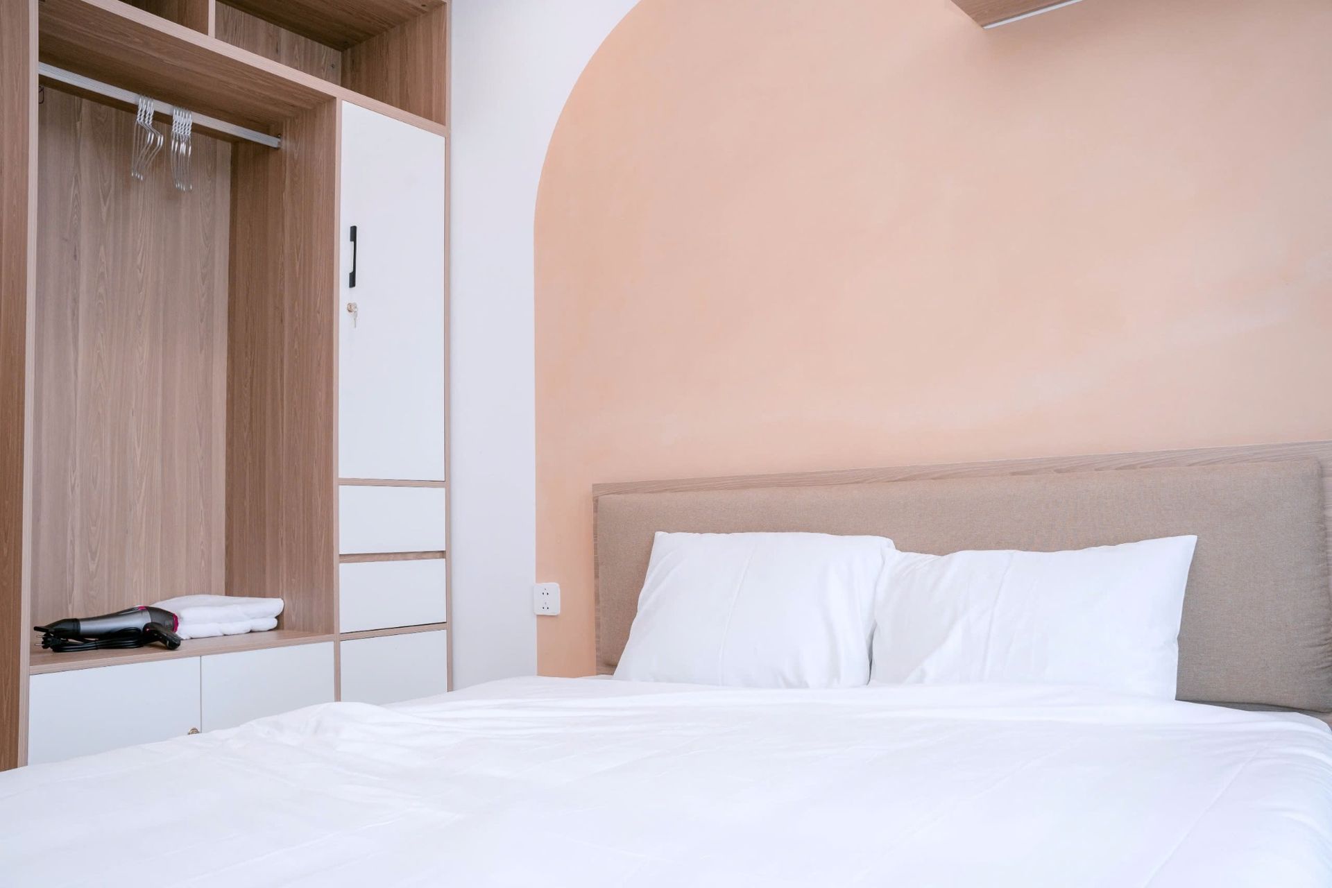 the-ninety-complex-90-lang-living-room-overview