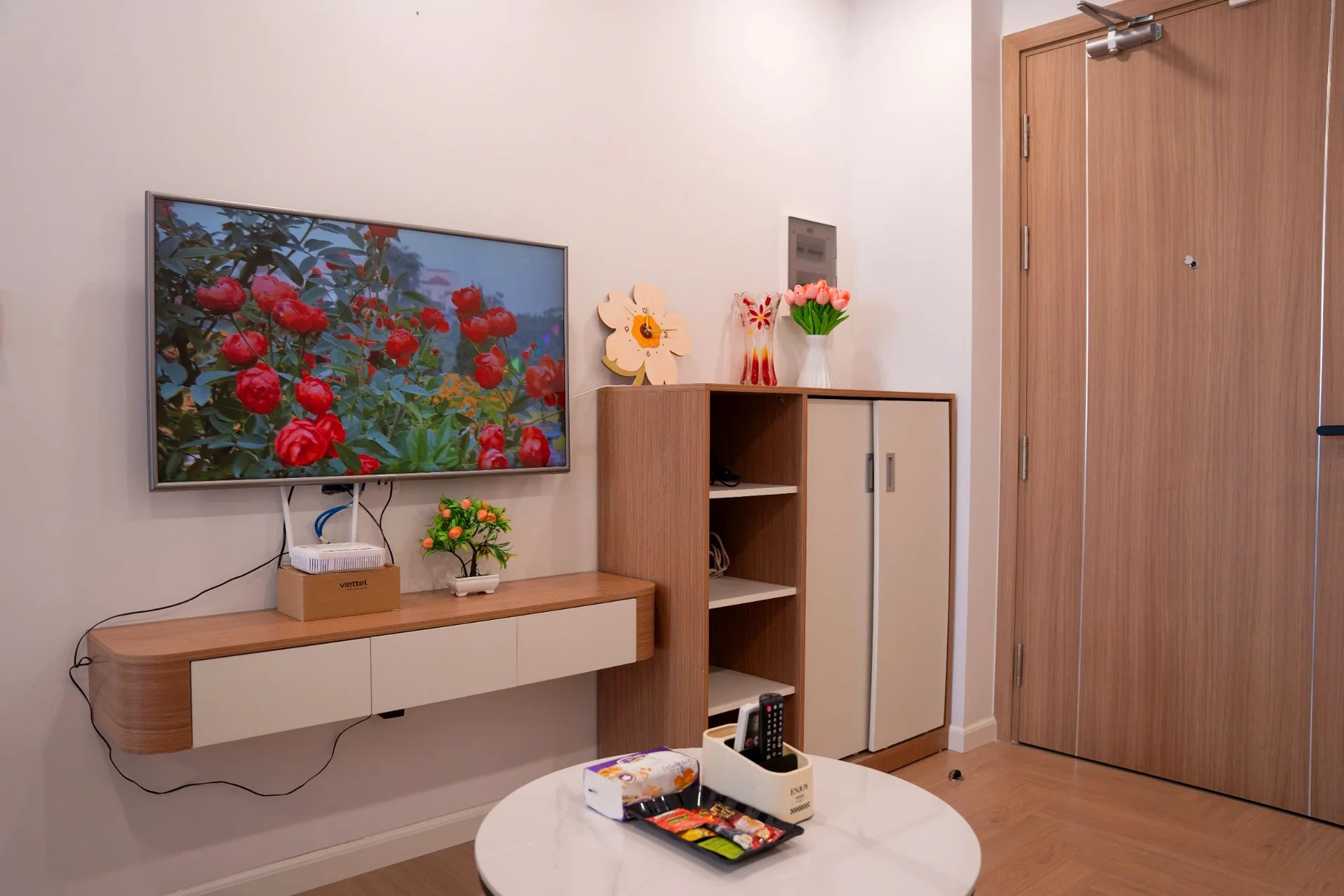 studio-the-ninety-complex-90-duong-lang-ke-tv-phong-khach