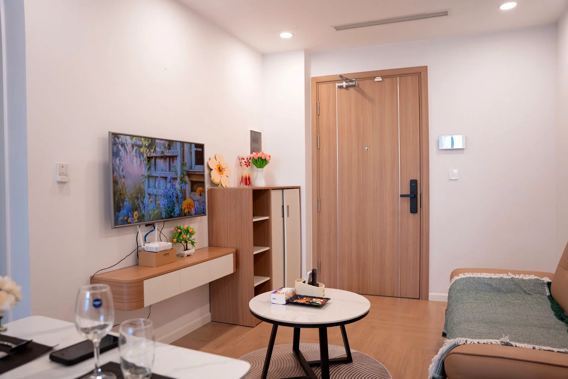 studio-the-ninety-complex-90-duong-lang-phong-khach-tv