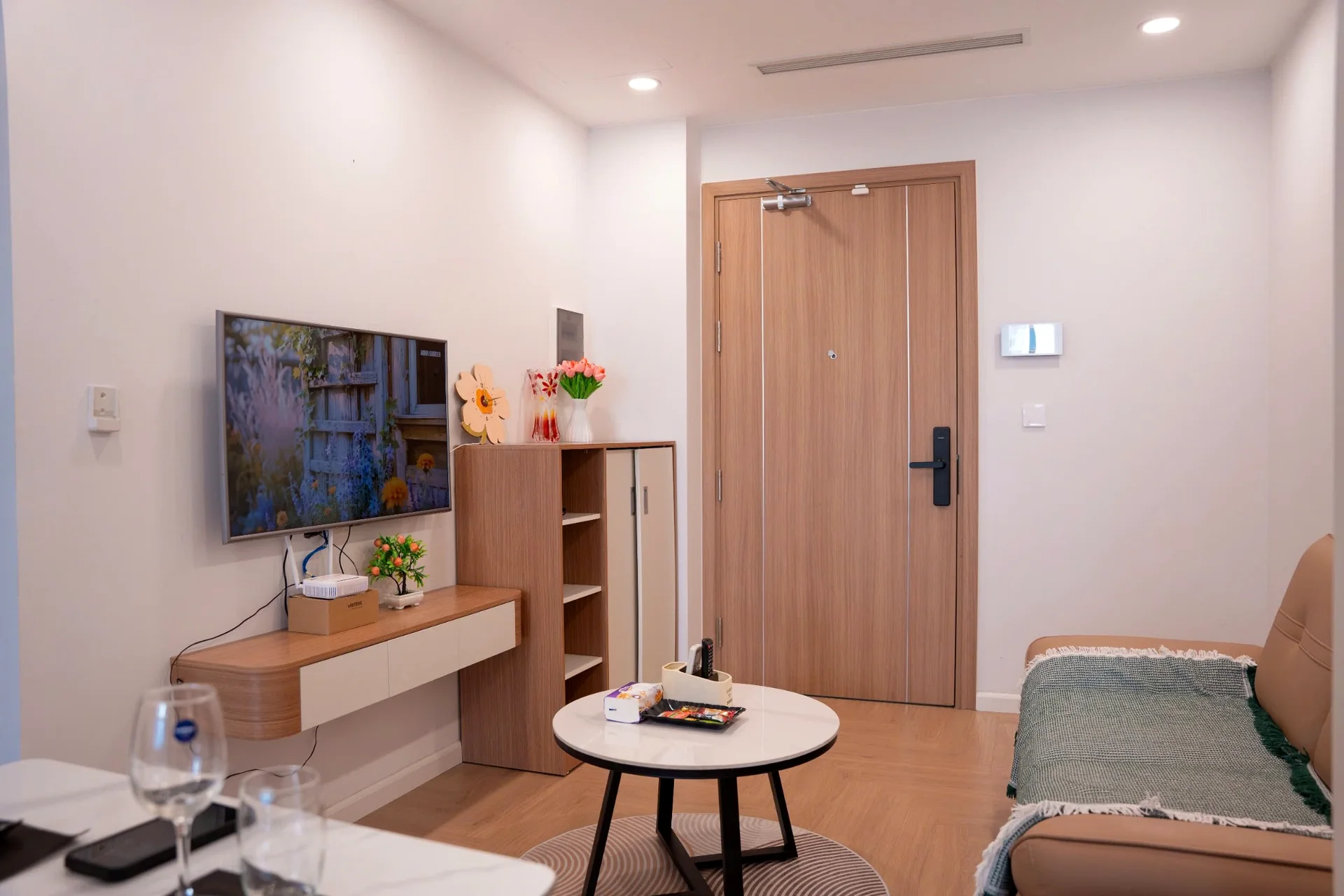 studio-the-ninety-complex-90-duong-lang-phong-khach